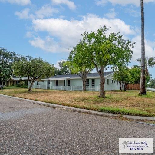 single story home featuring a front yard