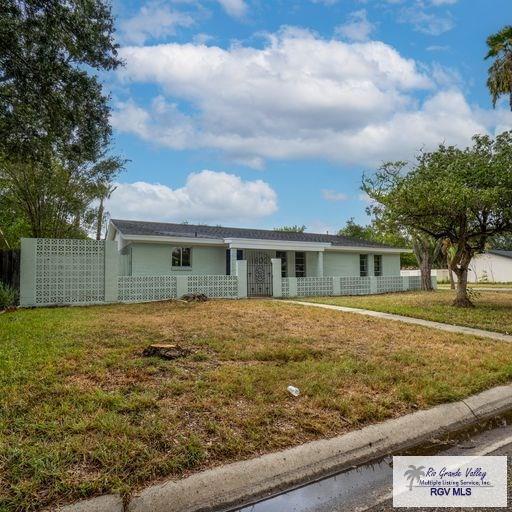 single story home with a front lawn