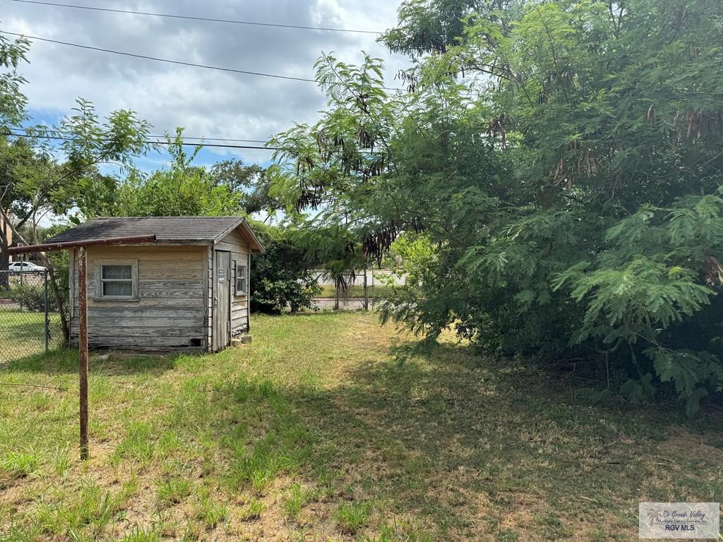 view of yard featuring a shed