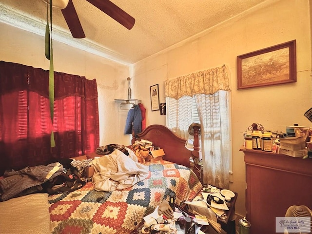 bedroom featuring ceiling fan and a textured ceiling