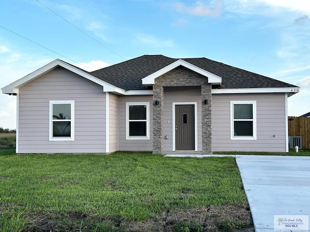 view of front facade featuring a front lawn