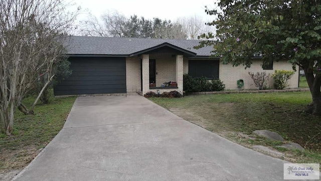 ranch-style house featuring a front yard