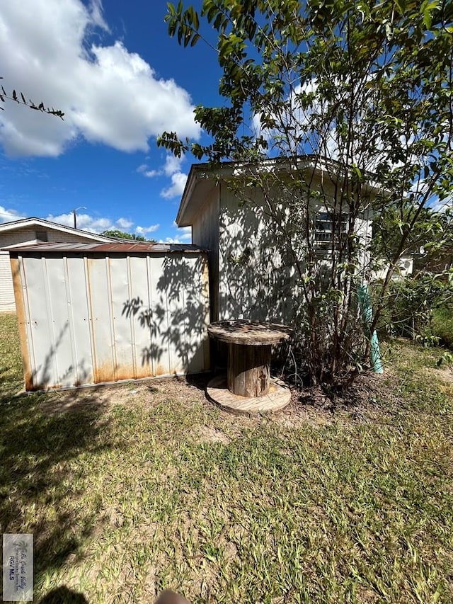 view of yard featuring a shed