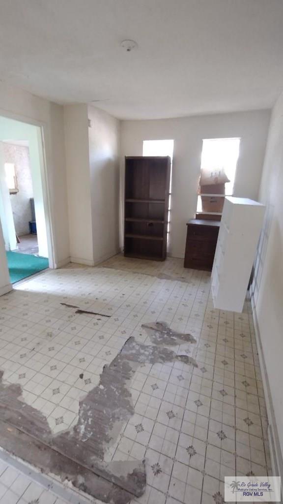 entryway featuring baseboards and tile patterned floors