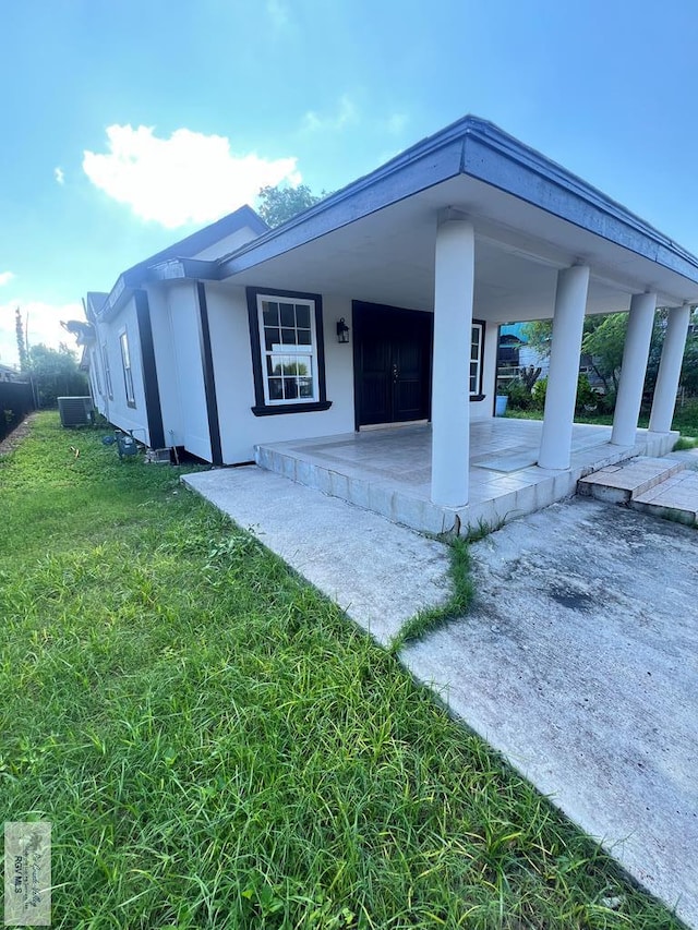 exterior space featuring a lawn