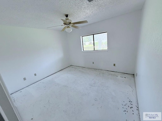 unfurnished room featuring ceiling fan and a textured ceiling