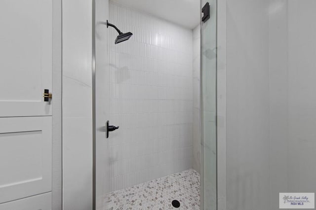 bathroom featuring a tile shower