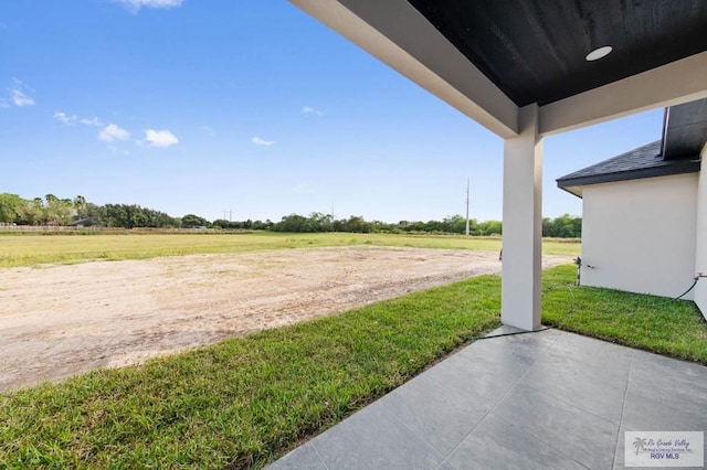 view of yard with a rural view