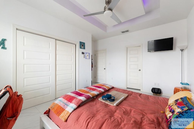 9129 Lake Charles Dr, Los Fresnos, TX 78566 - bedroom featuring a tray ceiling, ceiling fan, and a closet
