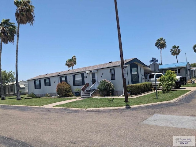 ranch-style house featuring a front yard