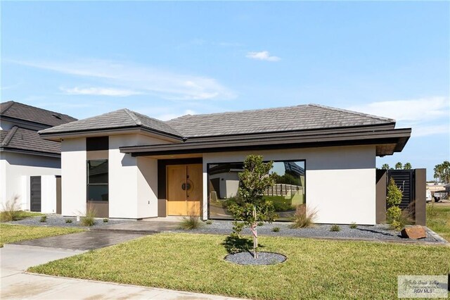 view of front facade featuring a front lawn