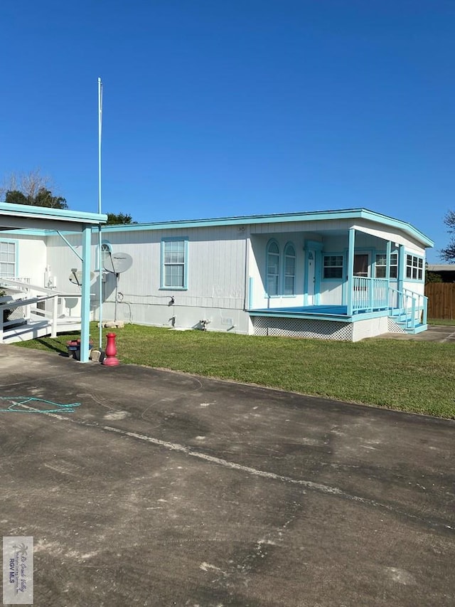 view of front of house featuring a porch and a front yard