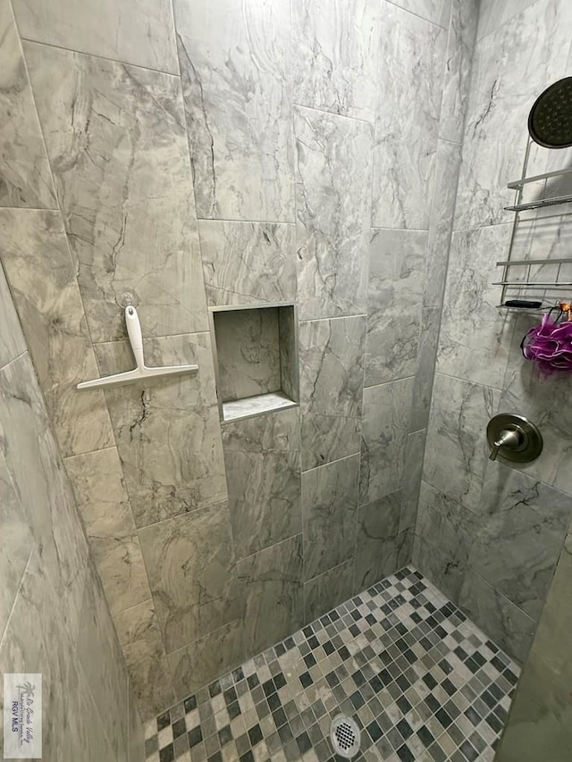 bathroom featuring tiled shower