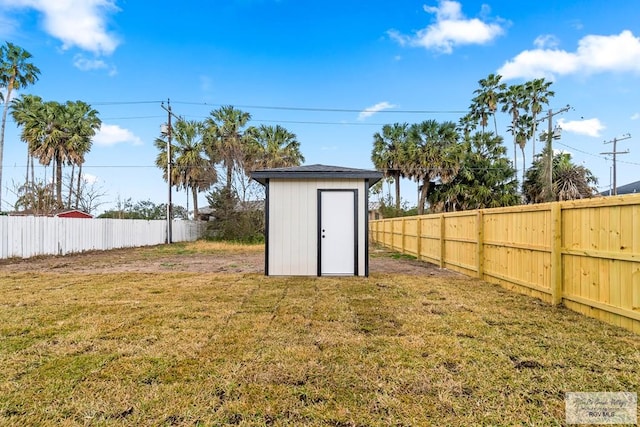 view of yard featuring a storage unit