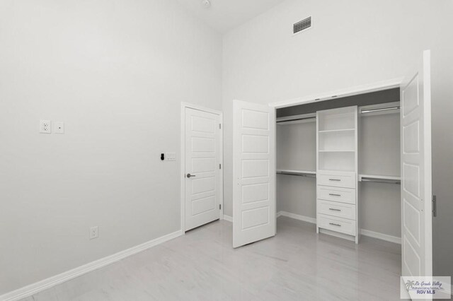 living room with ceiling fan and a tray ceiling