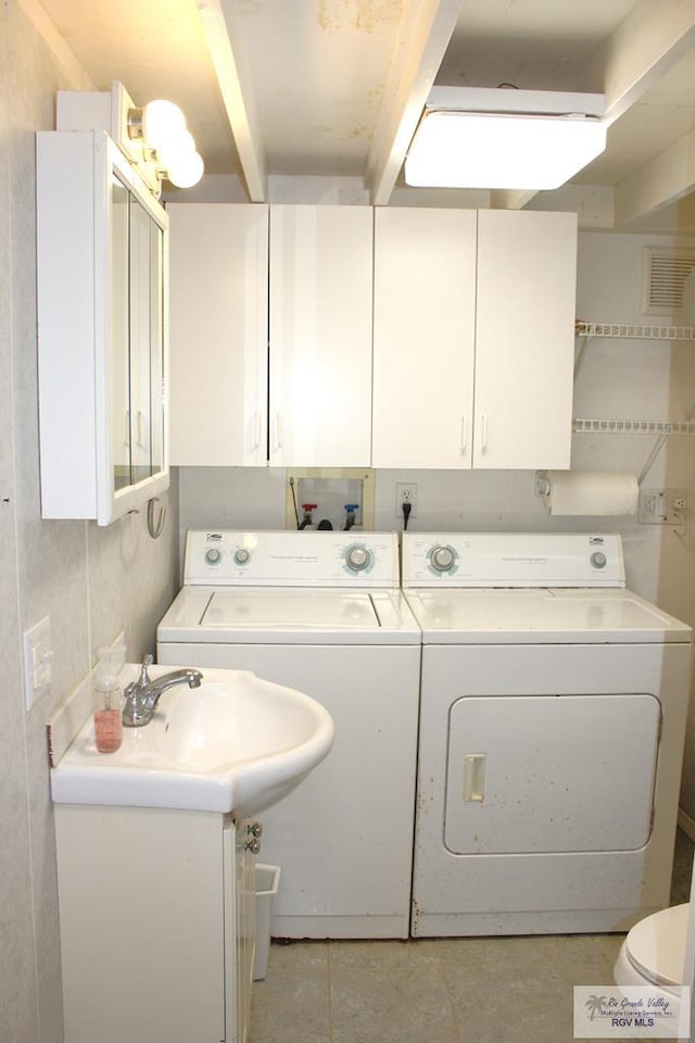 washroom featuring sink and washing machine and clothes dryer