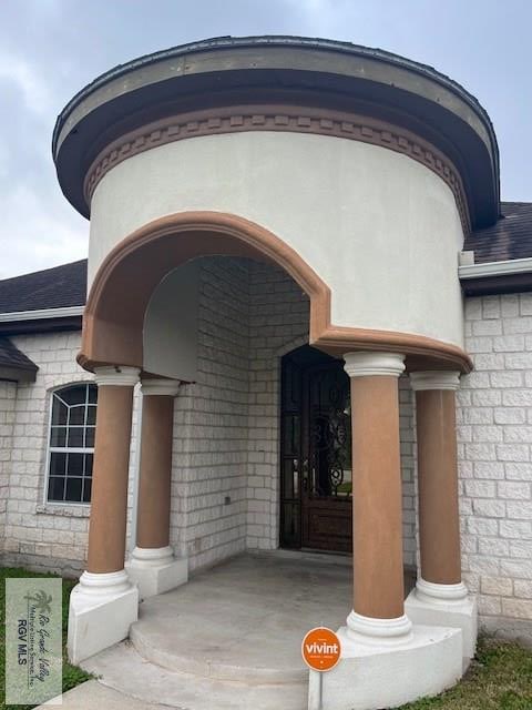 doorway to property with covered porch