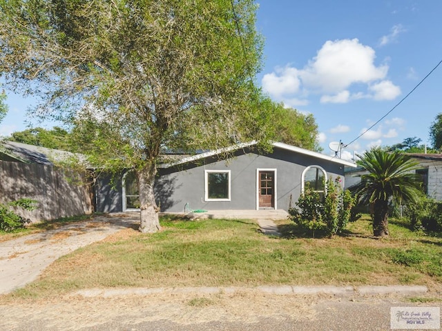 ranch-style home featuring a front lawn