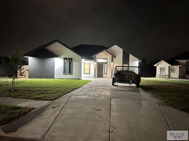 view of front of house featuring a lawn