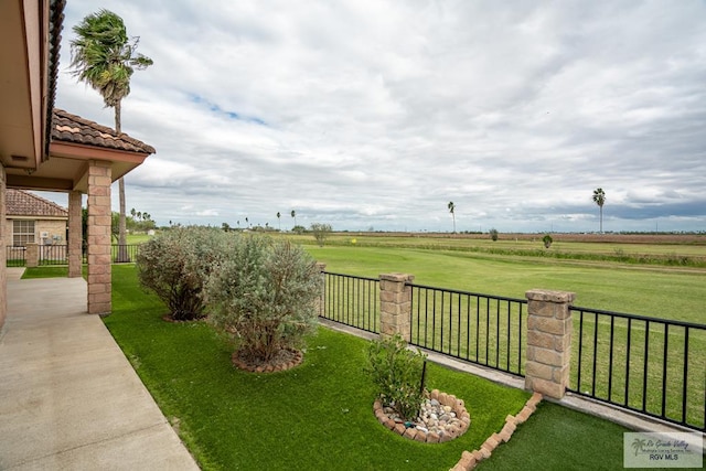 view of yard featuring a rural view