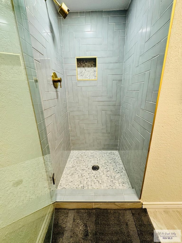 bathroom featuring tiled shower