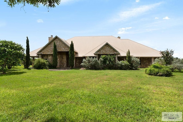 view of front facade with a front yard