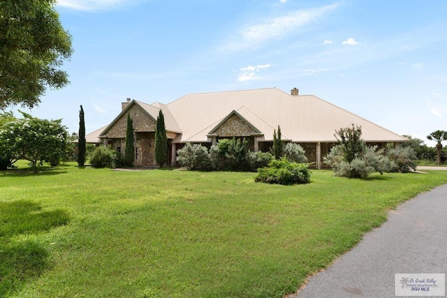 view of front of home featuring a front lawn