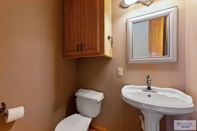 bathroom featuring toilet and sink