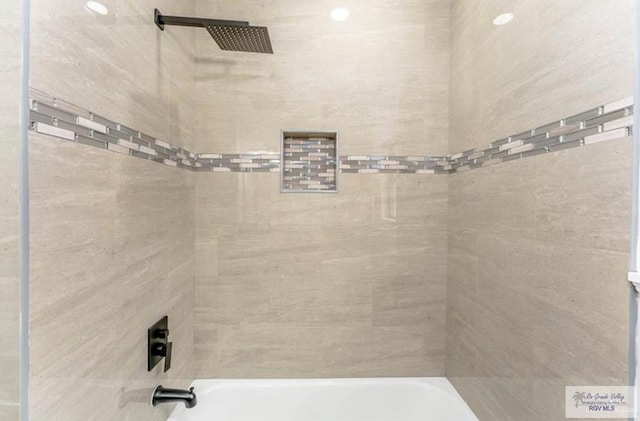 bathroom with tiled shower / bath