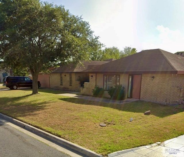 single story home with a front yard