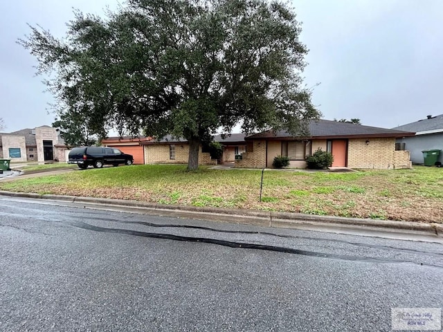 single story home featuring a front lawn