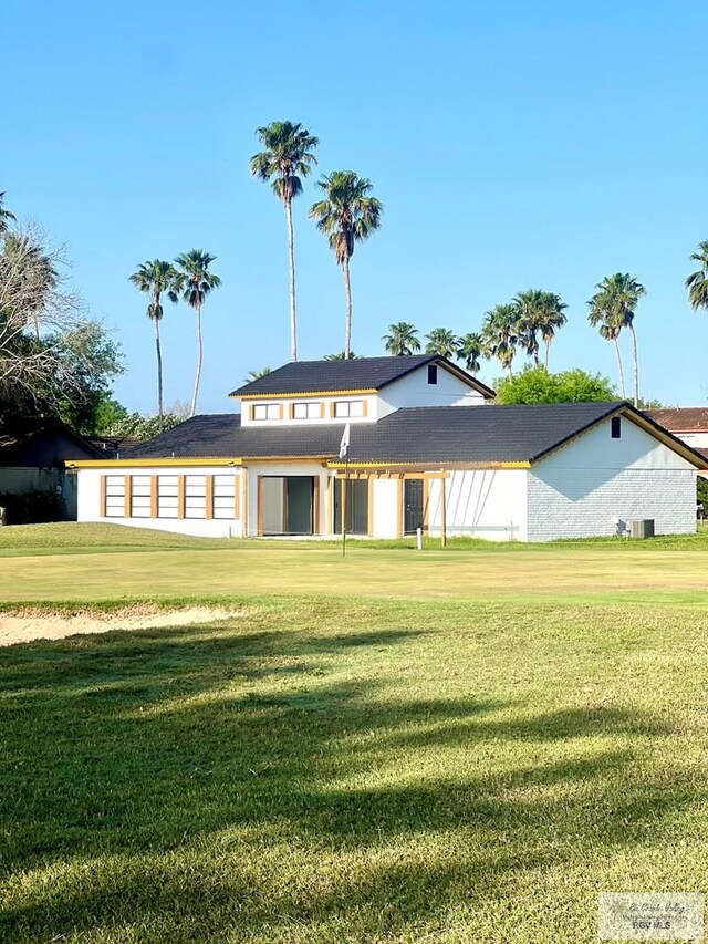 view of front of house featuring a front yard