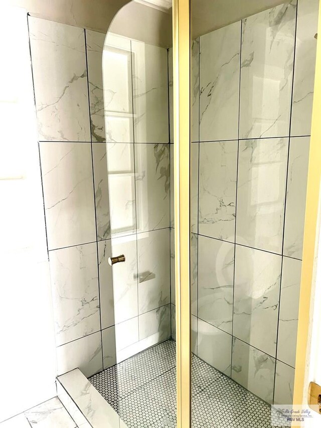 bathroom featuring a tile shower