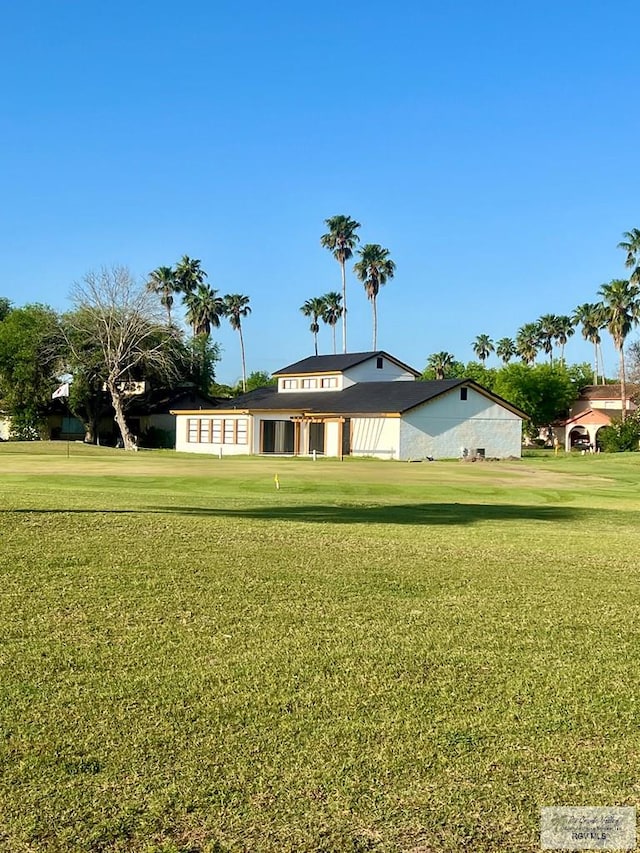 view of front of property featuring a front lawn