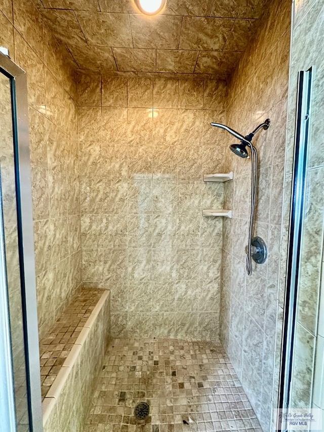 bathroom featuring tiled shower