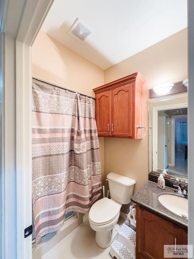 bathroom with a shower with curtain, vanity, and toilet