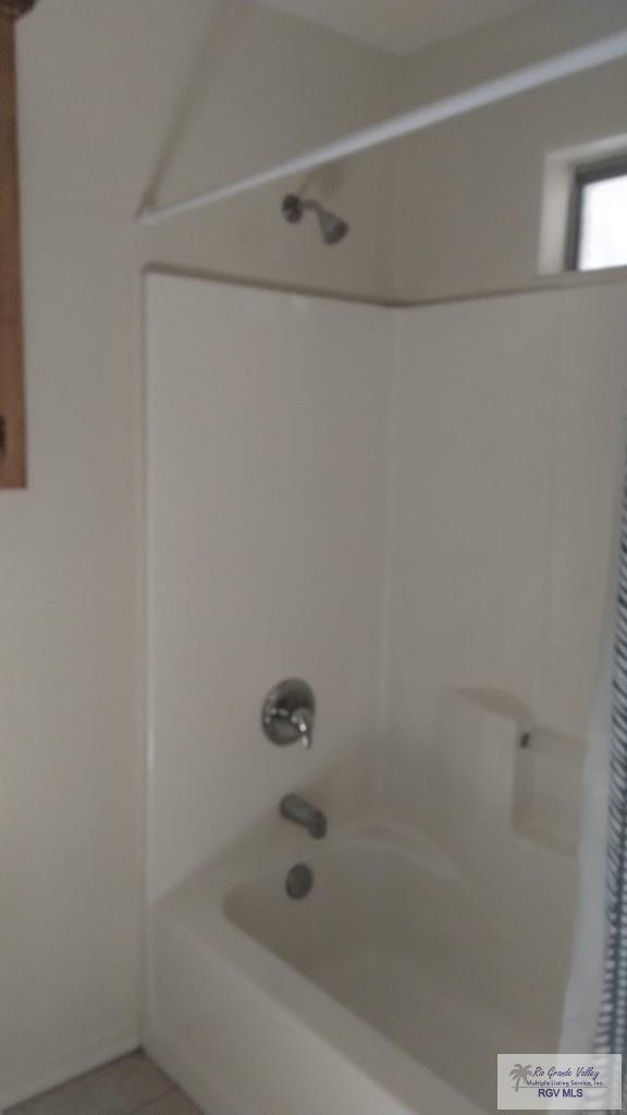 bathroom with shower / bath combo