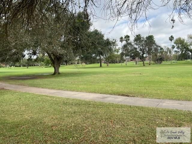 view of property's community featuring a lawn