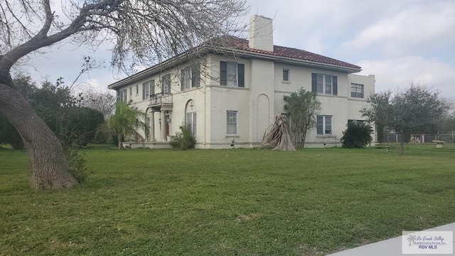 view of front of home with a front lawn