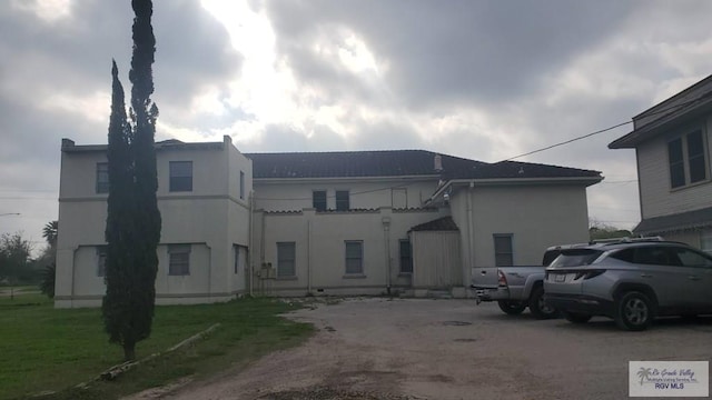 view of front of house with a front lawn