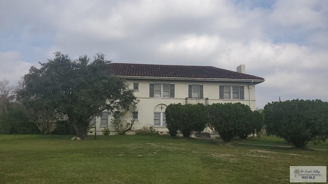 view of front of property with a front yard