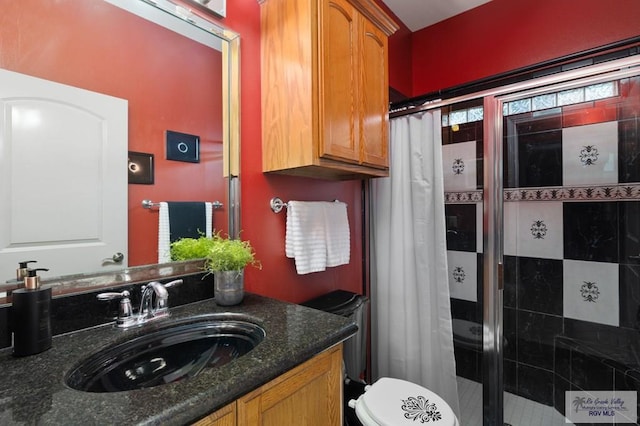 bathroom with a shower with shower curtain, vanity, and toilet