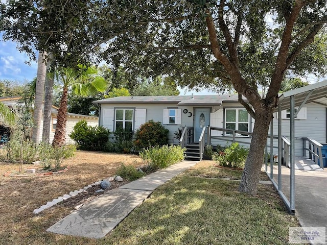 view of front facade with a front lawn