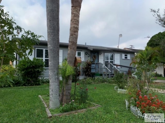 single story home with a front yard