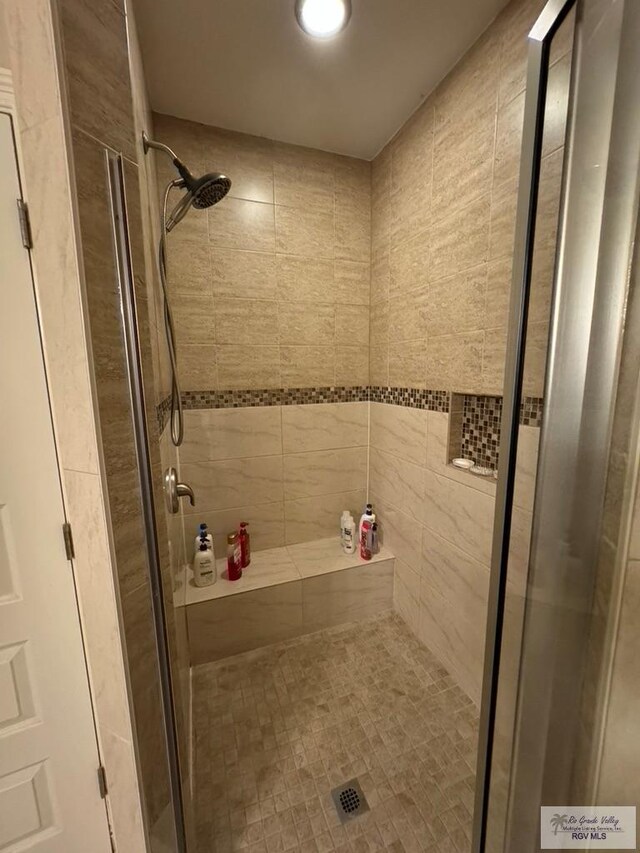 bathroom featuring tiled shower