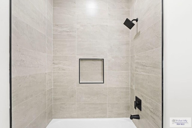 bathroom featuring tiled shower / bath combo