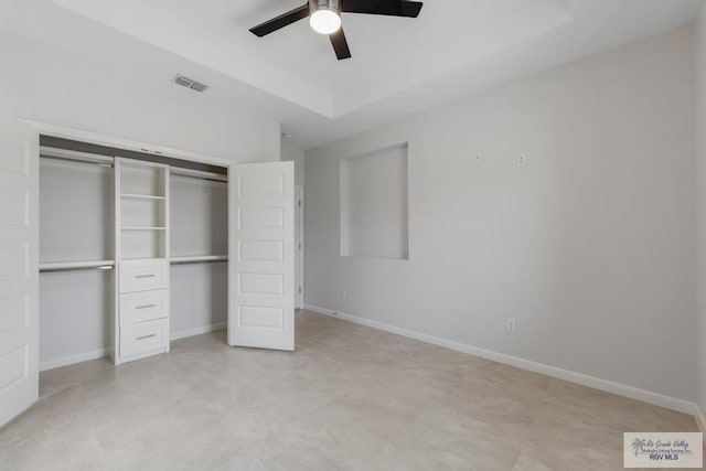 unfurnished bedroom with ceiling fan and a closet