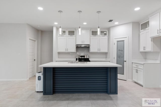 kitchen with white cabinetry, sink, an island with sink, and decorative light fixtures