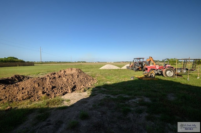 view of yard featuring a rural view