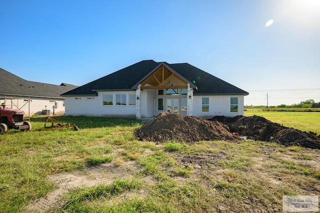 view of front of house featuring a front yard